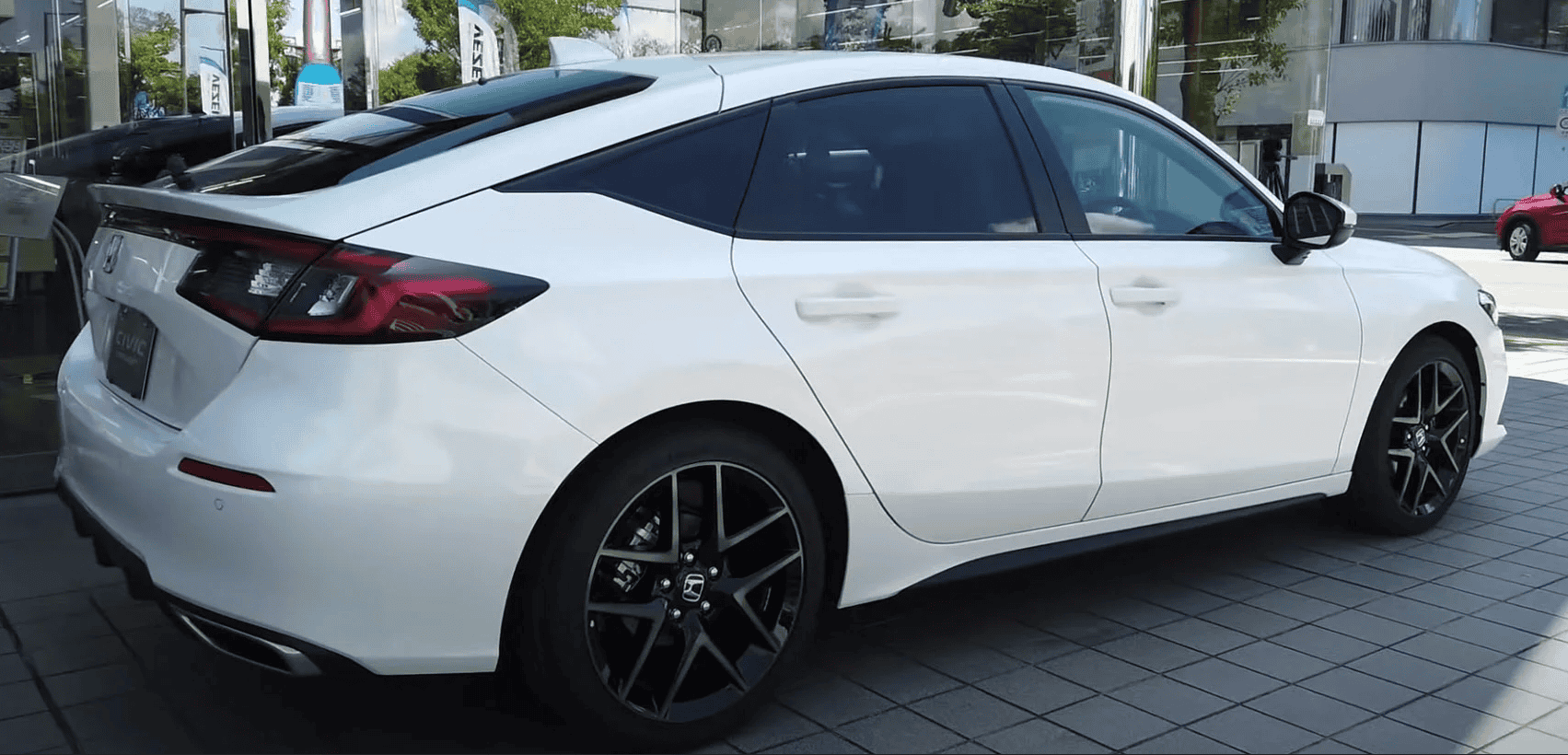 2022 Civic Hatchback looks great in Platinum White with black trim